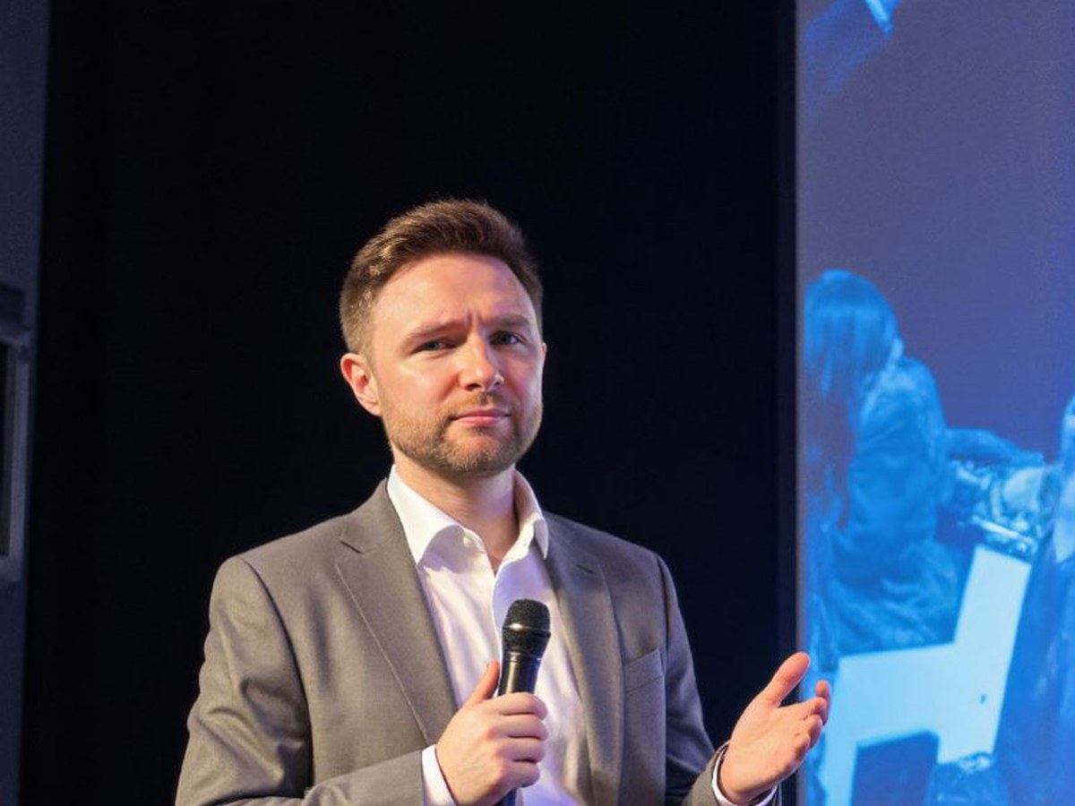 Nathan Spence at a King's Trust event speaking around a dinner table